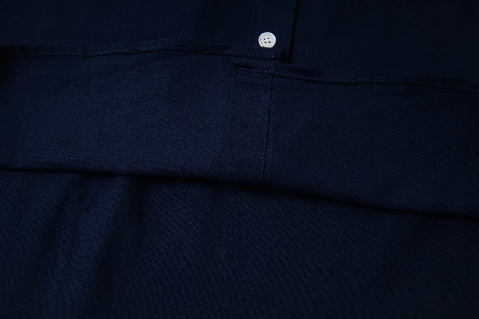 🅿️250 New: Style number: B141 Ralph Lauren/Ralph Lauren classic small label couple's long-sleeved shirt 1️⃣ Made of high-quality fabrics, the upper body is soft and comfortable, extremely delicate, and feels solid, smooth and soft. The fabric has the characteristics of being wrinkle-free and has an invincible feel. The details are perfectly handled! 2️⃣The workmanship details are perfectly controlled. They are all hemmed with vest technology, and the inside of the sleeves are also used. Different from the four-needle and five-thread workmanship, the collars are also all designed with interlining, showing high-end fashion and individuality, and the style is fashionable, simple and elegant! 3️⃣It is very youthful and energetic, and can be easily worn by both men and women. It is very in line with the fashion aesthetic concepts of today's young people! Color: Black, White, Navy Size: S, M, L, XL